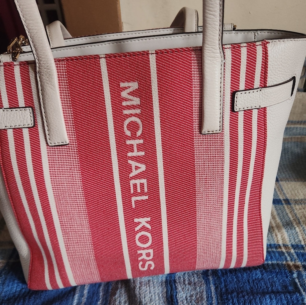Authentic Michael Kors Handbag. - image 4